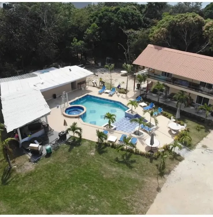 Área social exterior con piscina, terraza y jardinería