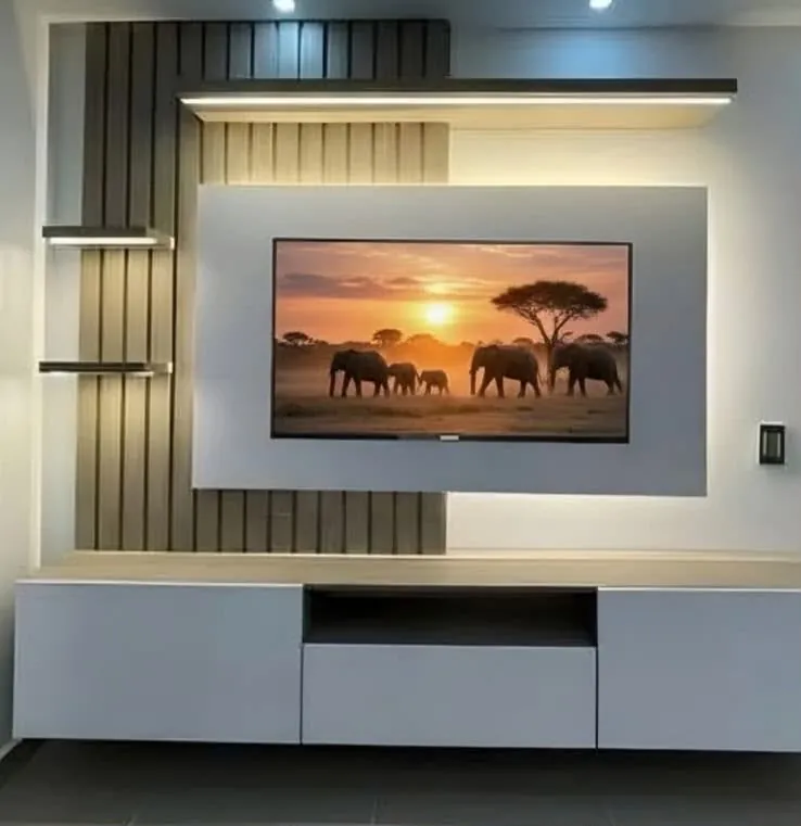 Mueble de TV con panel de listones de madera y luz indirecta