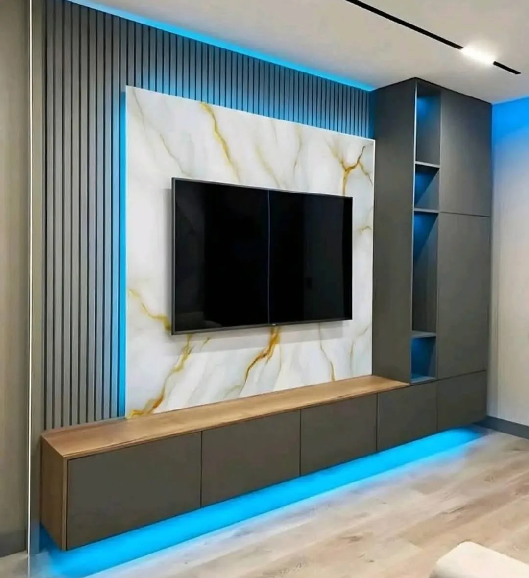 Panel de TV con acabado tipo mármol, listones grises e iluminación LED