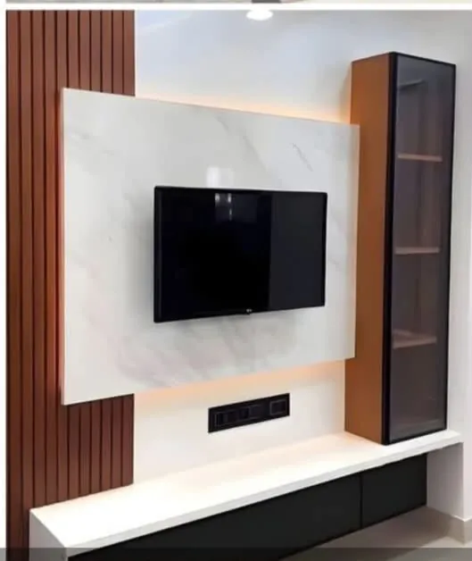 Panel de TV que combina listones de madera, mármol y vitrina de vidrio