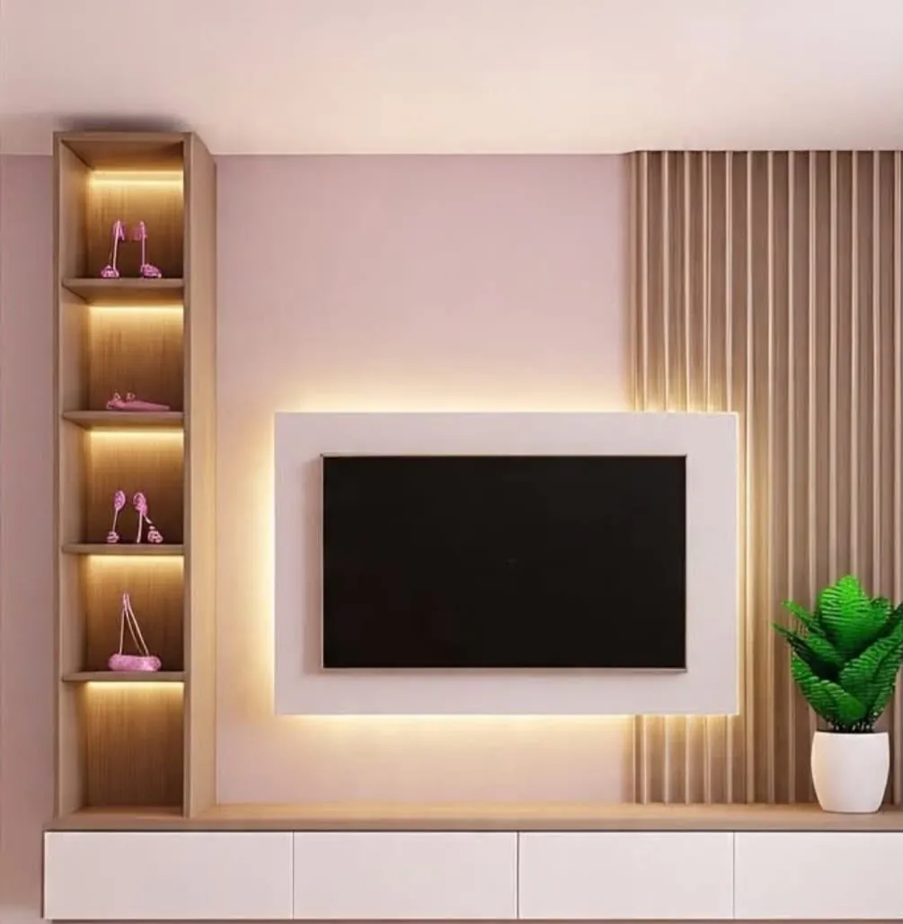 Panel de TV con nicho de repisas iluminadas y mueble bajo lacado