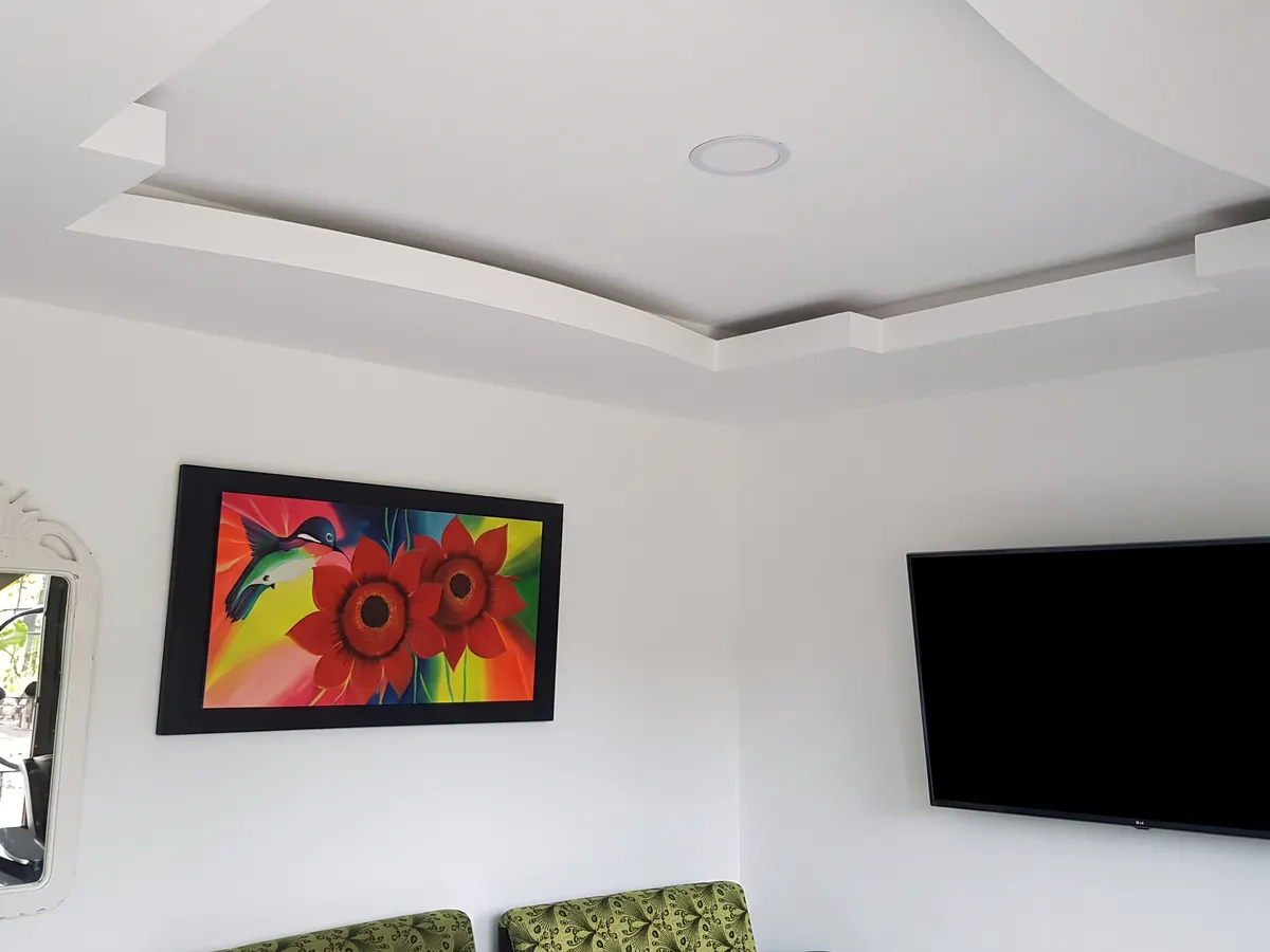 Sala con cielo raso decorativo en drywall e iluminación LED empotrada