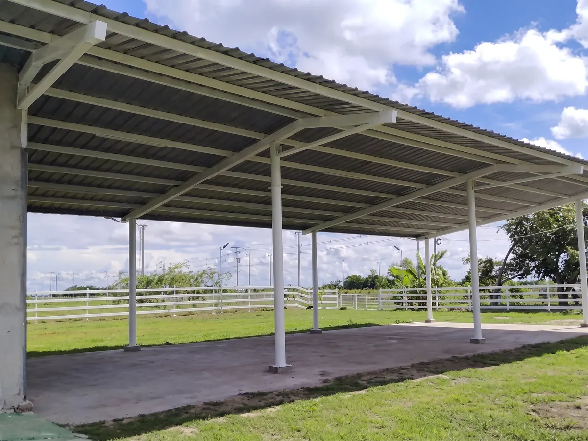 Cobertizo metálico de gran luz con cubierta en panel, en una finca con cerramiento perimetral