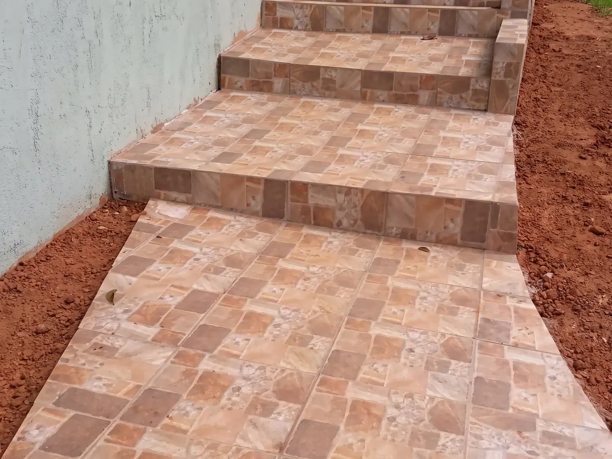 Escalera y rampa de acceso terminadas en porcelanato antideslizante